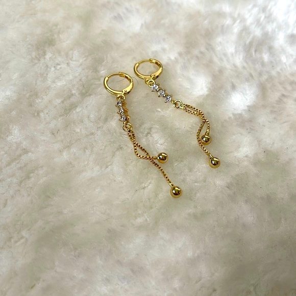 Elegant Gold Chain Drop Earrings - Picture 4 of 6